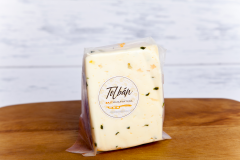 Friss sajt lilahagymával