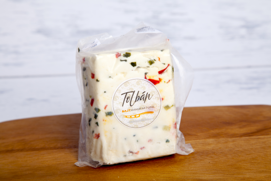 Friss sajt kápia paprikával