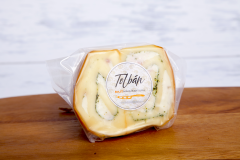 Magyaros sajtkrémmel töltött parenyica tekercs - lila hagymával